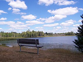 ГубернаторThompsonStateParkWoodsLakeBench.jpg