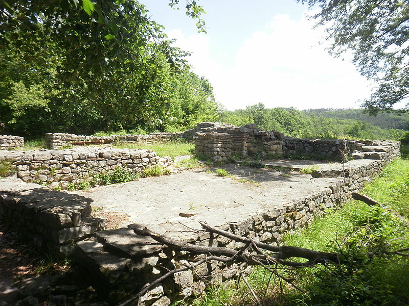 File:Gradishte Fortress, Gabrovo 16.JPG