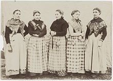 Groupe de cinq femmes.F. Arnaudin