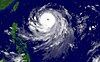 7月15日23時02分の台風第5号、米国大洋大気局提供