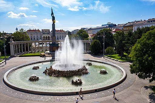 Schwarzenbergplatz mit Hochstrahlbrunnen und Heldenkmal der Roten Armee, dahinter Palais Schwarzenberg