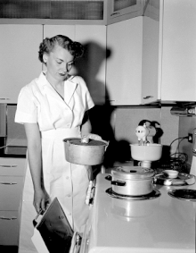 A Home Economics instructor giving a demonstration, Seattle, 1953 Home ec mary norris seattle.gif