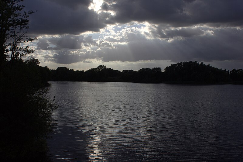 File:Horton - flooded gravel pits looking south west - geograph.org.uk - 5484095.jpg