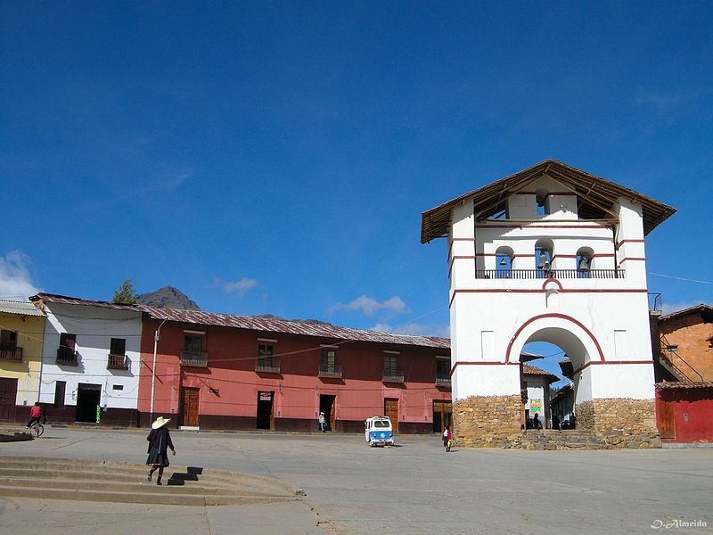 File:Huamachuco- Campanario y esquina de Plaza de Armas.jpg