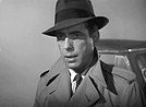 Humphrey Bogart (1899-1957), premiado ator norte-americano, no filme Casablanca de 1942.