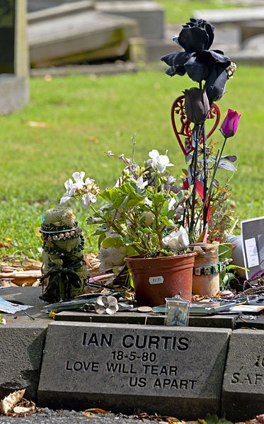 Curtis's grave marker at Macclesfield Cemetery