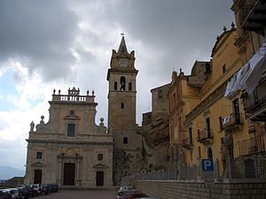 Il duomo e la piazza a Caccamo.JPG