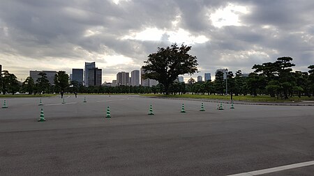 Tập_tin:Imperial_palace_front_entrance_field.jpg