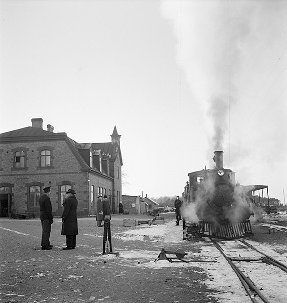 File:Järnvägsstation i Borgholm. Loket är ett av ÖJ 1 - 4.jpg