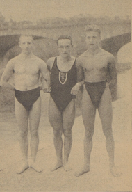 Piowaty (uprostřed) v roce 1922