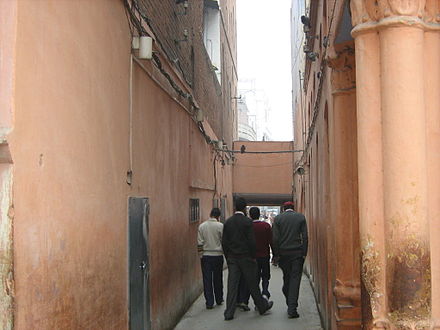 Image of narrow passage between tall walls which leads to the entrance of Jallianwala Bagh