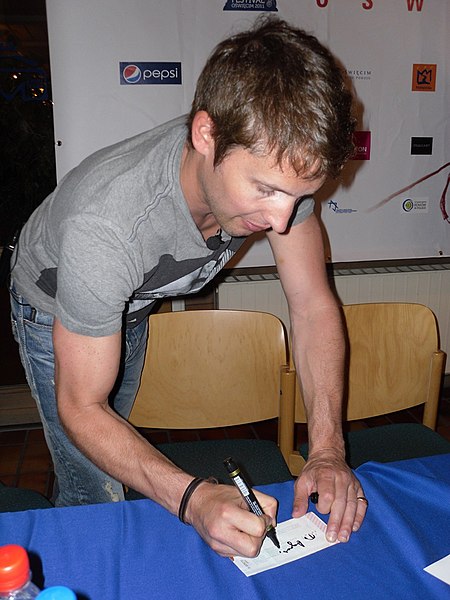 File:James Blunt rozdaje autograf (5859039741).jpg