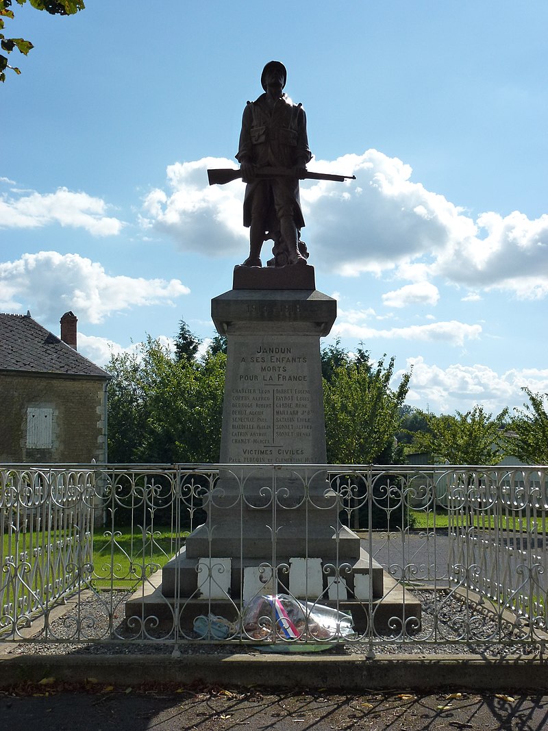 Jandun (Ardennes) monument aux morts.JPG