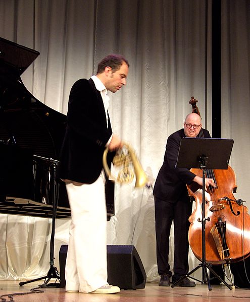 File:Jazztrompeter Joo Kraus mit Bassist.JPG