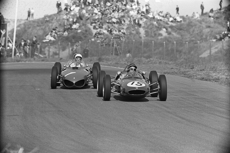 File:Jim Clark (nummer 15) met de Lotus 21 en Phill Hill (nummer 1) met de Ferrari 15, Bestanddeelnr 912-5059.jpg
