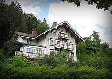 Chalet avec vue sur le lac.