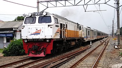 Kereta api Mutiara Selatan saat melintas di Stasiun Cipinang