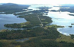 Sjön Makaure till höger och byn Kasker på halvön i mitten. Längst bort syns sjön Storuman.