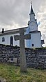 Steinkorset utenfor Gulen kirke, reparert etter det ble skadet. Foto: Snorre Selmer (2021)