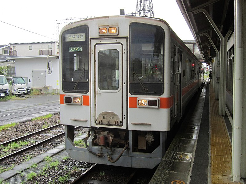 File:Kiha 11 306 at Matsusaka Station.jpg