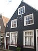 Huis met eenvoudige gepleisterde puntgevel