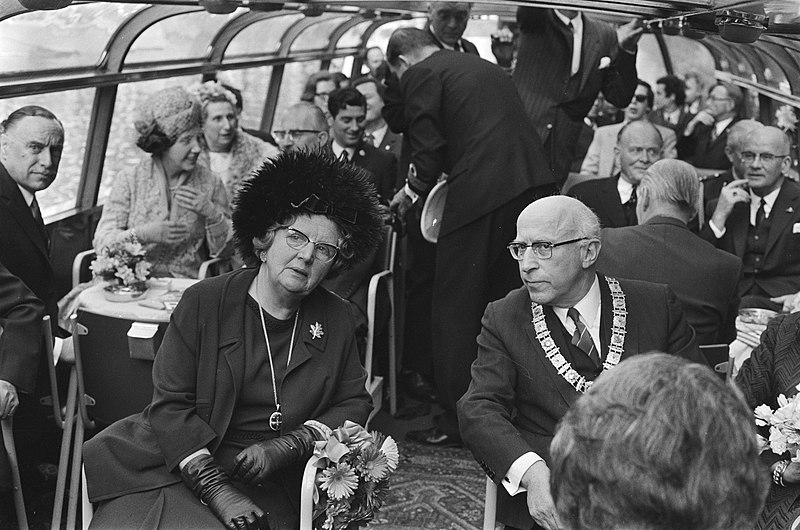 File:Koningin Juliana (l) en burgemeester Samkalden, Bestanddeelnr 924-4524.jpg