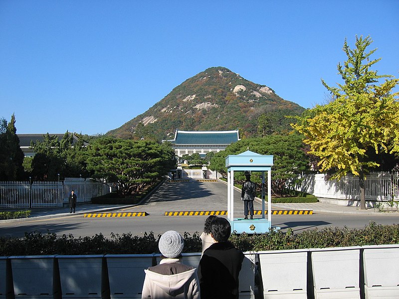 File:Korea-Seoul-Cheongwadae-Blue.House-Bukhansan-02.jpg