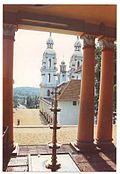 Blick von der höher gelegenen St. Sebastianskapelle, auf den Chor der Wallfahrtskirche St. Mary und den Hügel hinunter