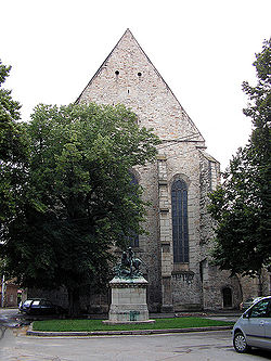 A Szent György-szobor és a református templom