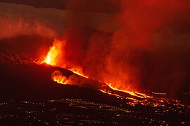 2021eko irailaren 20ko egunsentiko erupzioa, laba Todoquerantz isurtzen ari dela.