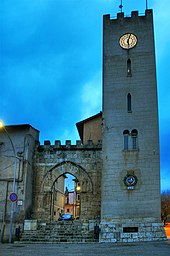 Porta nuova e torre dell'orologio.