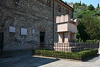 La tomba di Francesco Petrarca ad Arquà Petrarca (PD).jpg