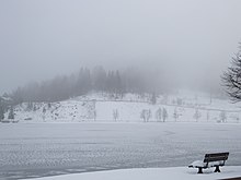 Il lago ghiacciato d'inverno