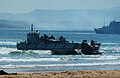 Un Humvee desembarcando de una LCM-1E de la Armada.