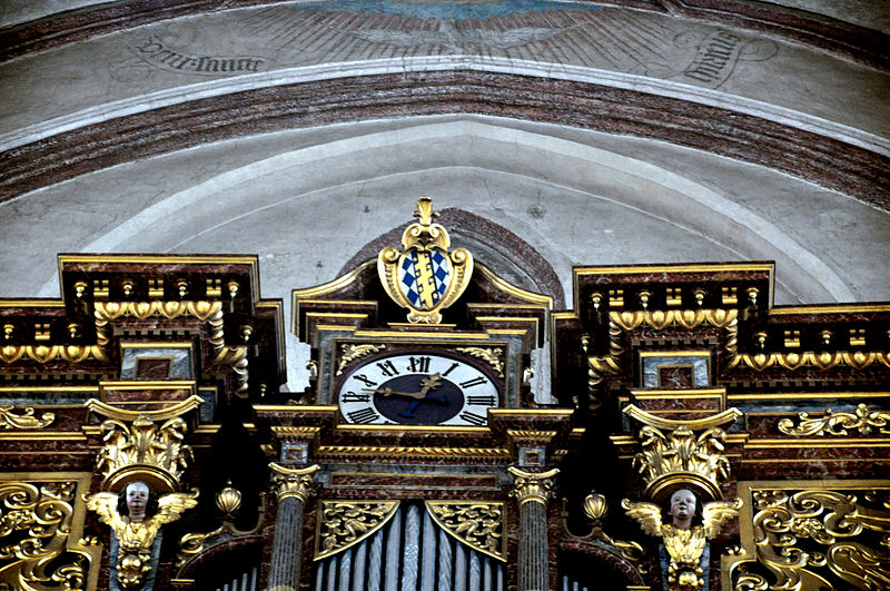 File:Landshut St Martin Orgelprospekt Uhr und Wappen 1.jpg