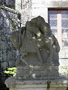 Église paroissiale Saint-Germain-et-Saint-Louis, statue d'un cavalier au chevet de l'église.