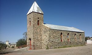 L'église luthérienne de Lentia, construite en 1899. L'église de la mission du village est en arrière-plan sur la gauche.