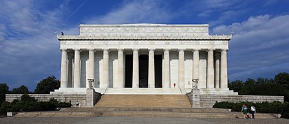 Lincoln Memorial, inaugurado em 1922 em Washington, D.C., Estados Unidos, é um monumento nacional construído para homenagear Abraham Lincoln. (definição 5 467 × 2 362)