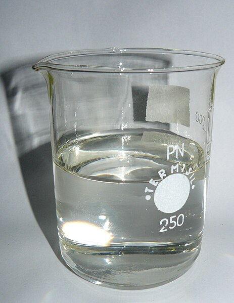 File:Liquid paraffin in beaker.jpg