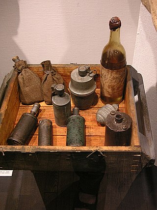 <span class="mw-page-title-main">Satchel charge</span> Explosive device
