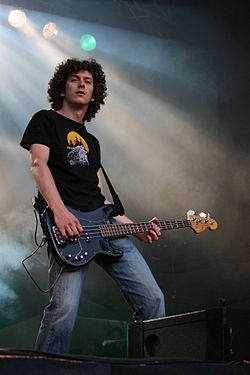 Niko Maurer, saksalaisen Madsen-yhtyeen basisti, Berlin 08 -festivaaleilla.
