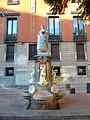 Català: Maja madrilenya. Pl. de la Vila de Madrid (Barcelona). Escultor: Lluís Montané i Molfulleda, signada. Material: marbre blanc sobre pedestal de pedra. 1958. This is a photo of public art indexed in the cataloge Art Públic of Barcelona (Spain) under the code number 1807-1 (prefixed with territorial id: 08019/1807-1) Object location 41° 23′ 04.34″ N, 2° 10′ 19.16″ E  View all coordinates using: OpenStreetMap