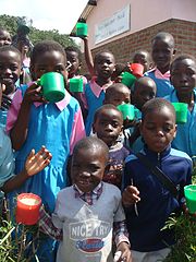 Gruppe von Kindern in Malawi mit dem Maisbrei „Likuni Phala“