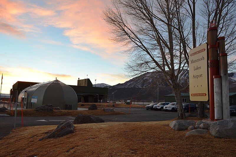 File:Mammoth Yosemite Airport 05.JPG