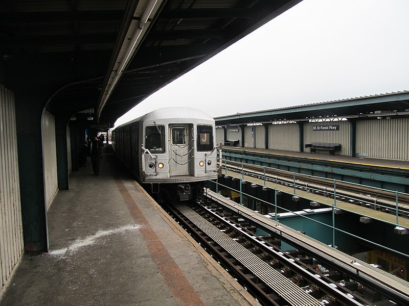 File:Manhattan-bound J at 85th Street station, December 2017.JPG