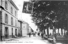 Marcilolles, une place en 1911, p 118 de L'Isère les 533 communes - L Charvat phot-édit à Grand-Serre.jpg
