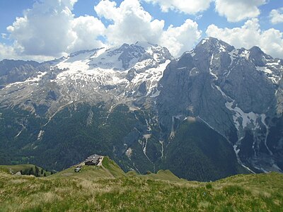 Das Tal im Norden mit Felswänden unterhalb von Vernel und Roda de Mulon. Foto.