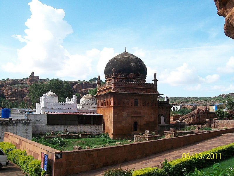 File:Masjid Near Badami Caves - panoramio.jpg