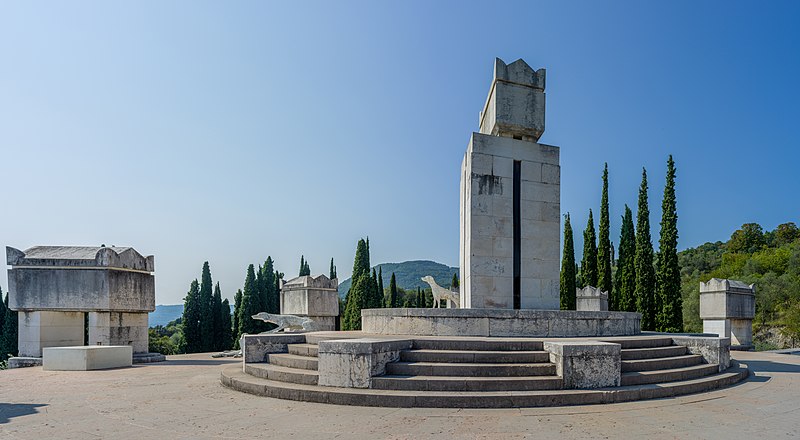 File:Mausoleo e tomba di Gabriele d'Annunzio cani 2 Vittoriale degli Italiani.jpg