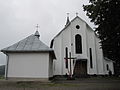 English: Burial chapel in Mchawa (left) and Exaltation of the Holy Cross church (right) Polski: Kaplica grobowa w Mchawie z I połowy XIX wieku. Po prawej stronie wybudowany w latach 1981-1983 kościół parafialny rzymskokatolicki pw. Podwyższenia Krzyża Świętego